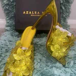 Sparkle baby💎 BRAND NEW. Yellow Azalea Wang embellished flower slide on sandal